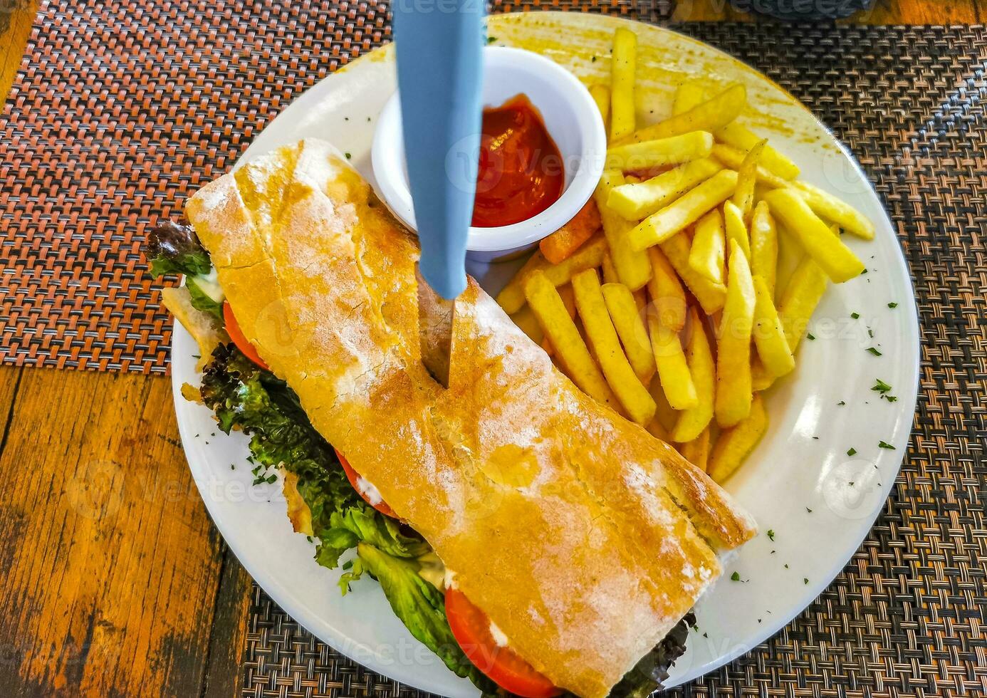 baguete sanduíche torrada pão com frango tomate salada batatas fritas. foto