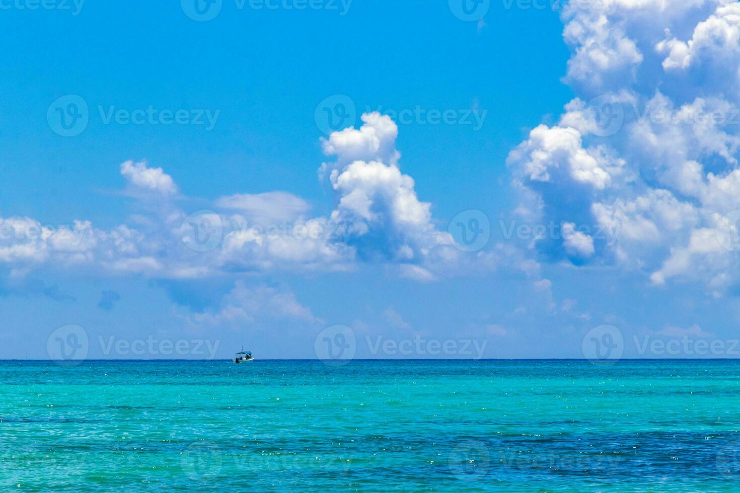 barcos iates catamarã cais balsa playa del carmen Cozumel México. foto