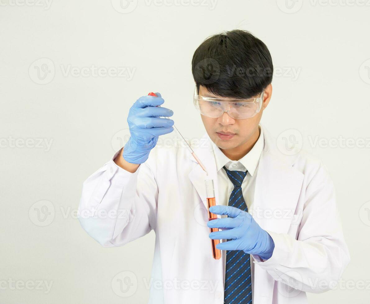 retrato ásia homem aluna cientista ou médico Veja mão segurando reagente mistura laboratório dentro Ciência pesquisa laboratório com teste tubos do vários Tamanho dentro laboratório química laboratório branco fundo foto