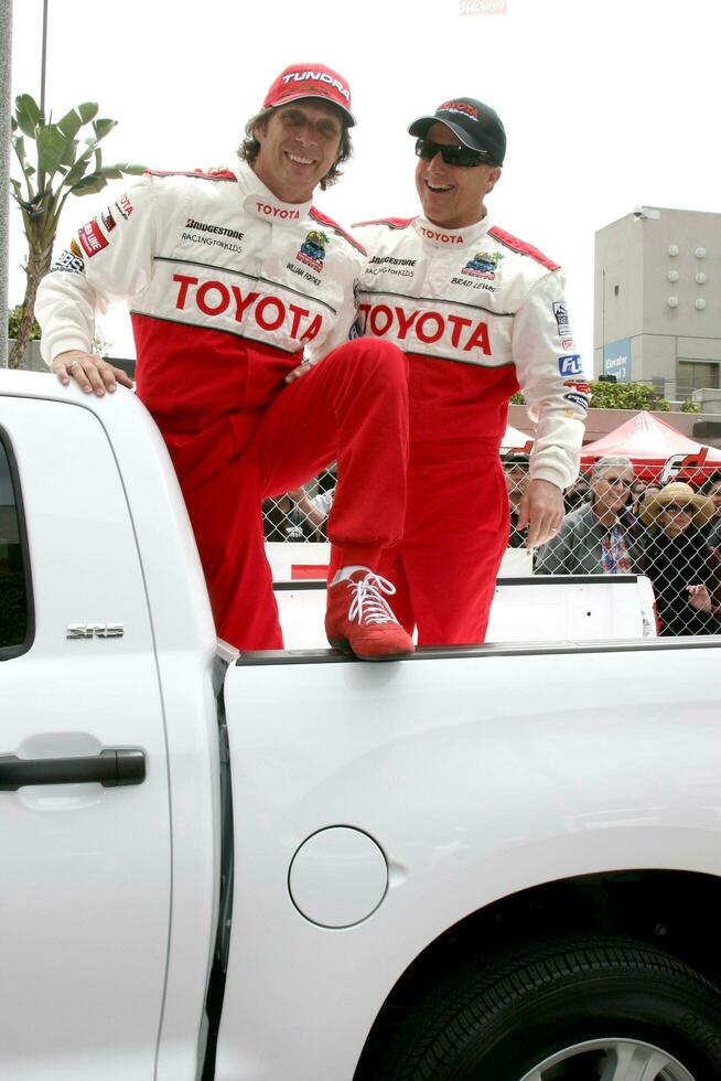 William fitchner brad Luís dentro a caminhão levando a motoristas para a pista de corrida toyota grandes de praia grande prêmio proceleb raça 2008 grandes de praia ca abril 19 2008 foto