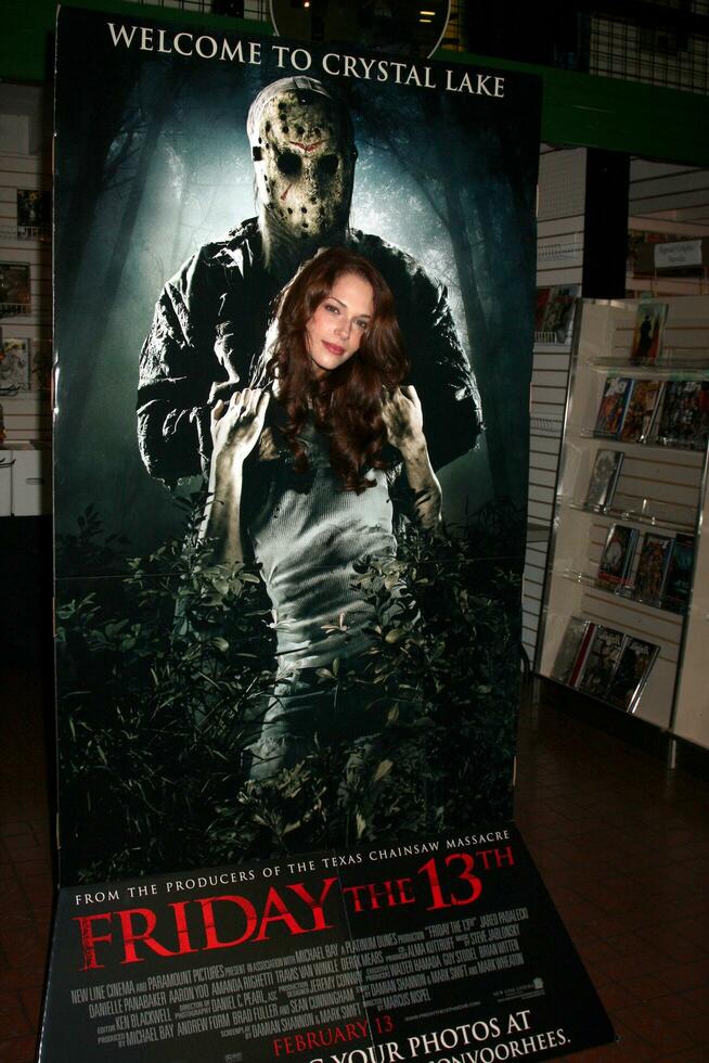 Amanda direito dentro a 2009 Sexta-feira a 13º sessão de cinema do a Novo DVD liberação dele nome estava Jason 30 anos do Sexta-feira a 13º às Sombrio iguarias loja dentro burbank ca em fevereiro 3 2009 foto