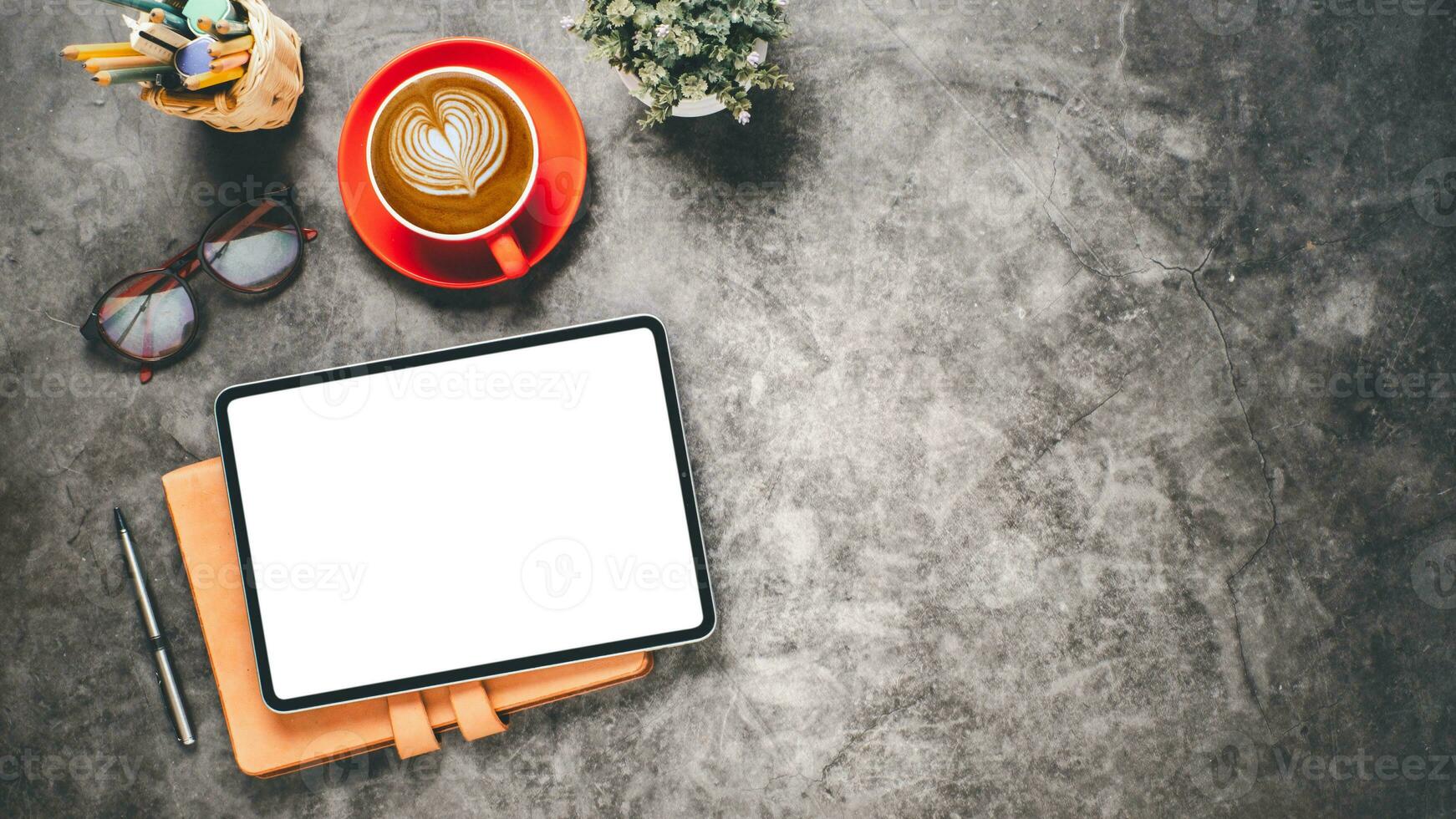 escritório escrivaninha local de trabalho com em branco tela tábua, caderno, caneta, óculos e copo do café, topo Visão plano deitar com cópia de espaço. foto