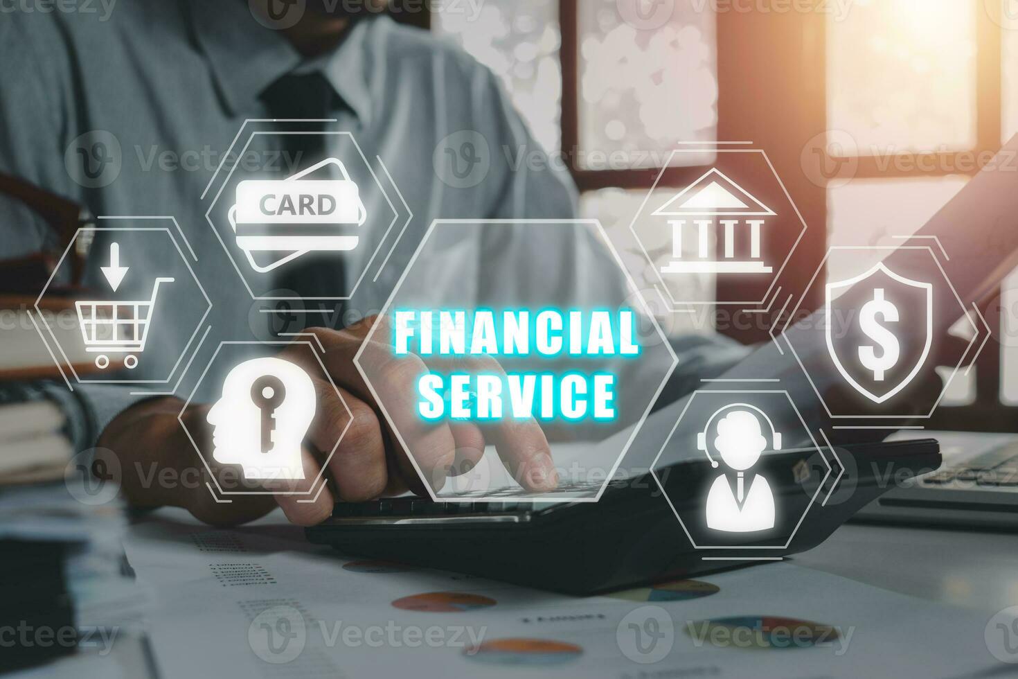 financeiro serviço conceito, homem de negocios usando calculadora e analisando renda gráficos e gráficos em escritório escrivaninha com financeiro serviço ícone em virtual tela. foto