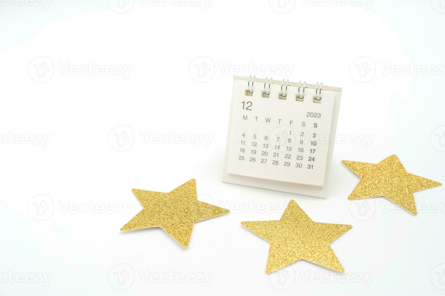 escrivaninha calendário dezembro 2023 e ouro Estrela isolado em branco fundo. mês planejamento dentro a calendário. Natal fundo. foto