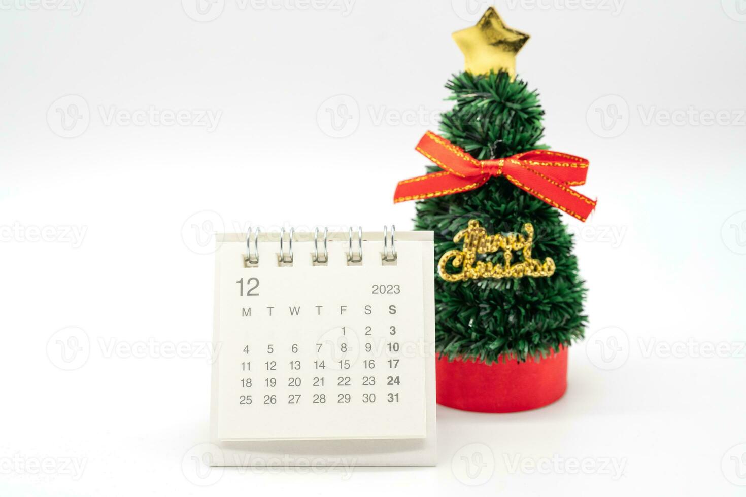 dezembro calendário e Natal árvore isolado em branco fundo. Natal fundo. foto