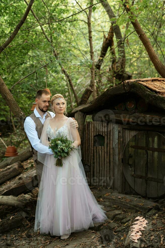Casamento andar do a noiva e noivo dentro uma conífero dentro elfo acessórios foto