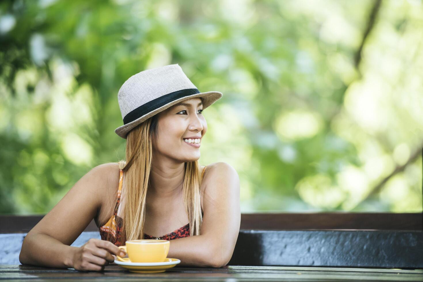 jovem feliz com café com leite pela manhã foto