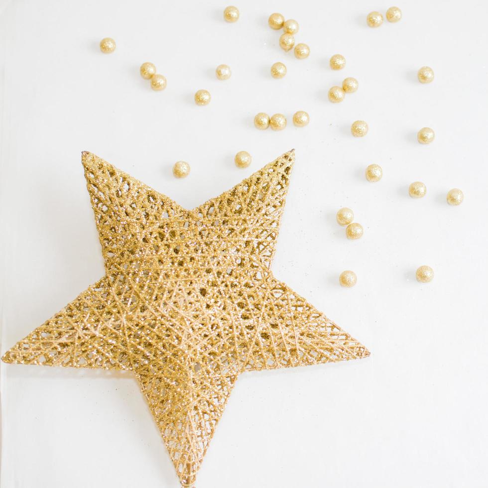 estrela dourada e bolinhas como decoração de natal foto