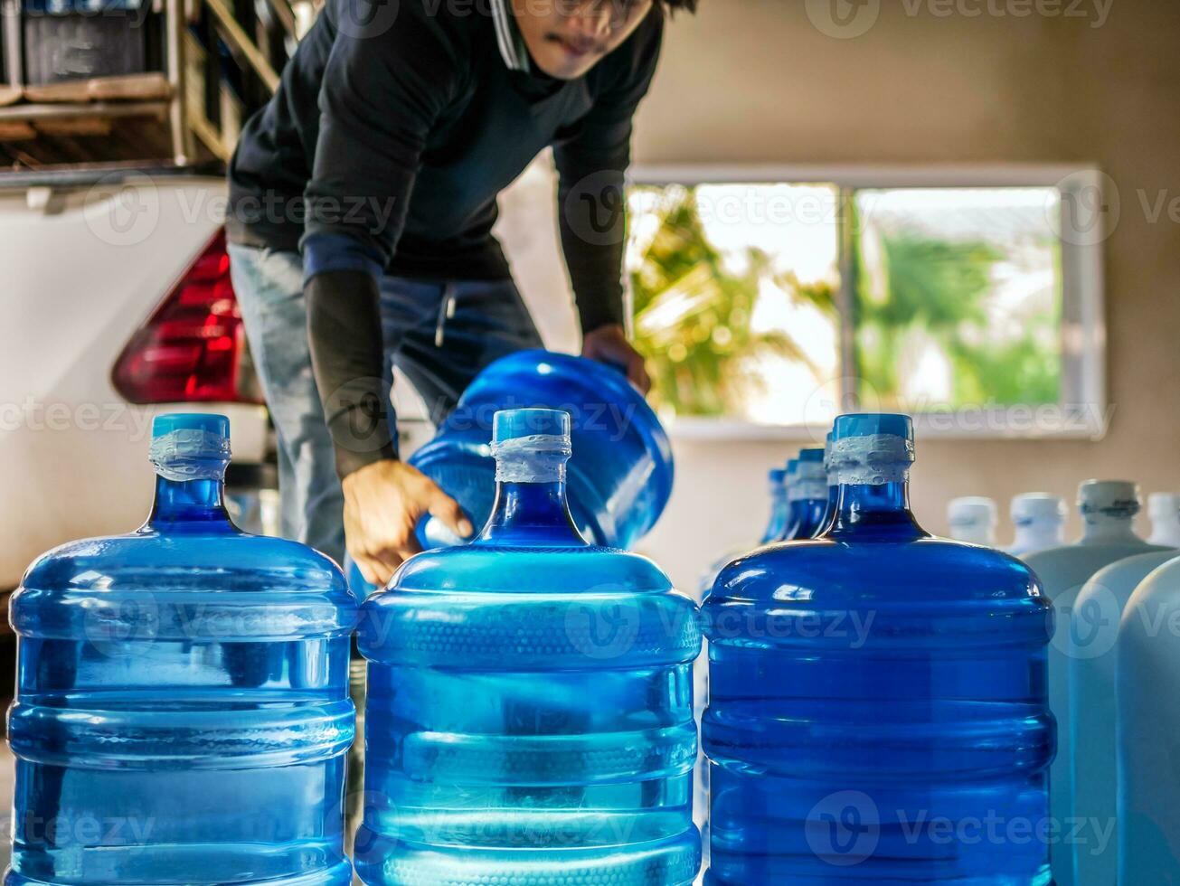 bebendo água Claro e limpar \ limpo dentro azul galão arranjado dentro uma linha preparar para lift para dentro a costas do uma transporte caminhão purificado bebendo água dentro preparar para oferta. água beber fábrica, pequeno o negócio foto