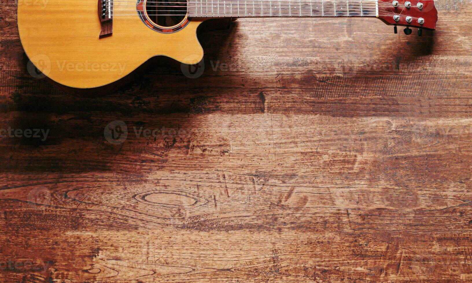violão clássico em fundo de madeira foto