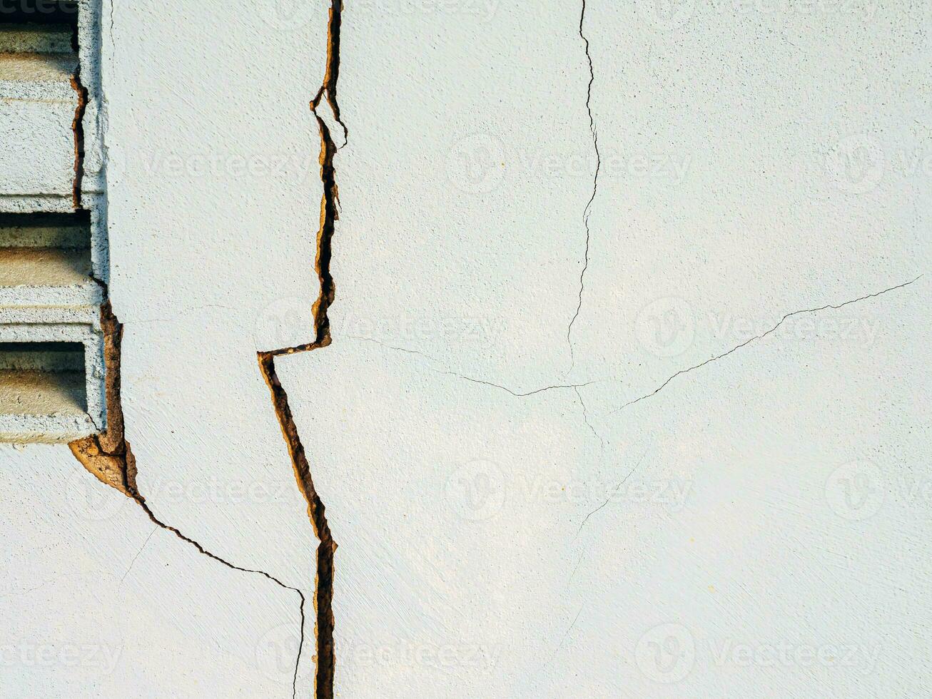 rachaduras dentro a cimento parede branco cimento do edifícios estragado de terremotos foto