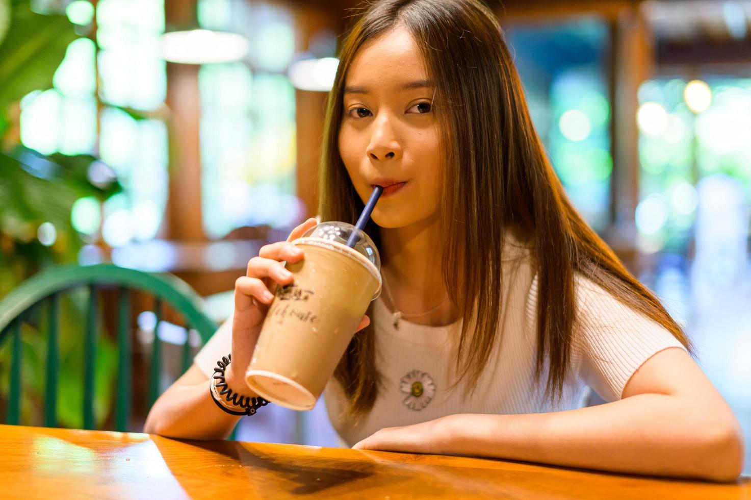 linda mulher sentada em uma cadeira em um café foto