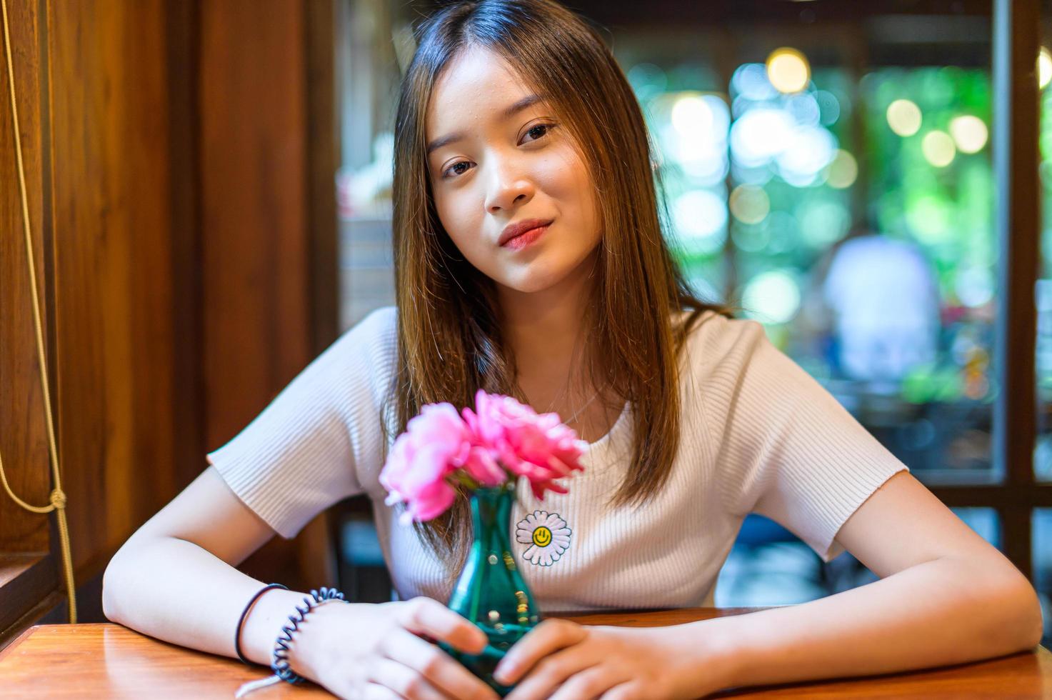 linda mulher sentada em uma cadeira em um café foto