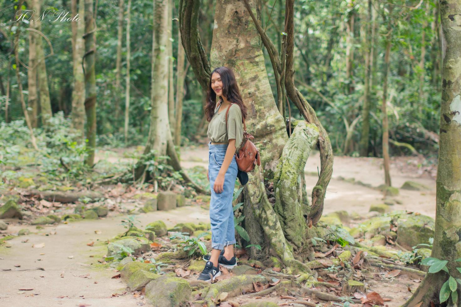 turista com viagens na floresta foto