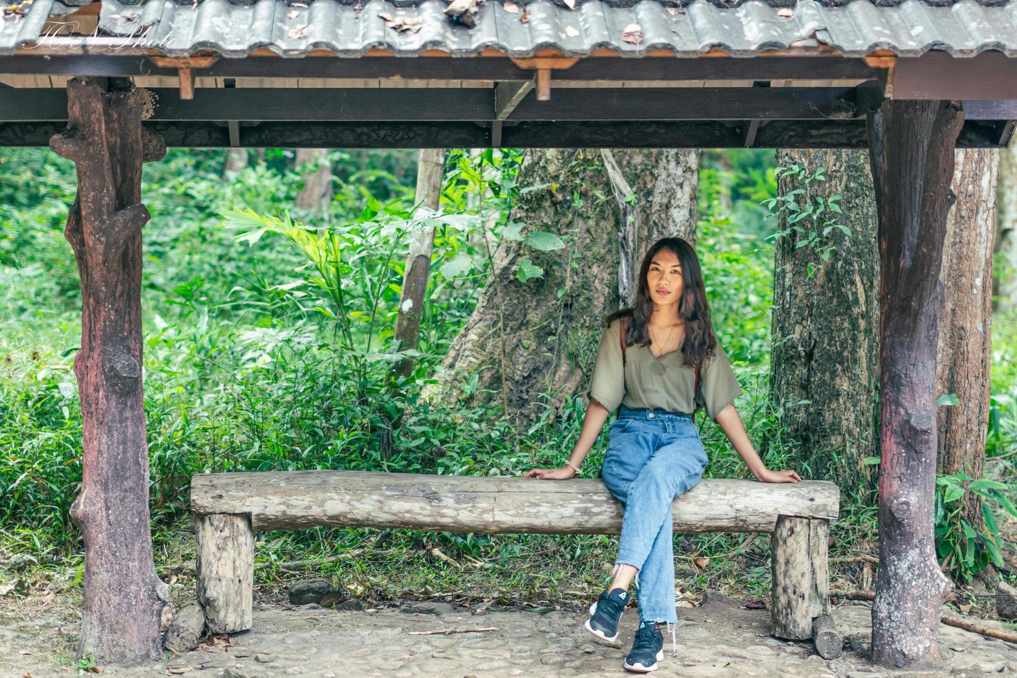 turista com viagens na floresta foto