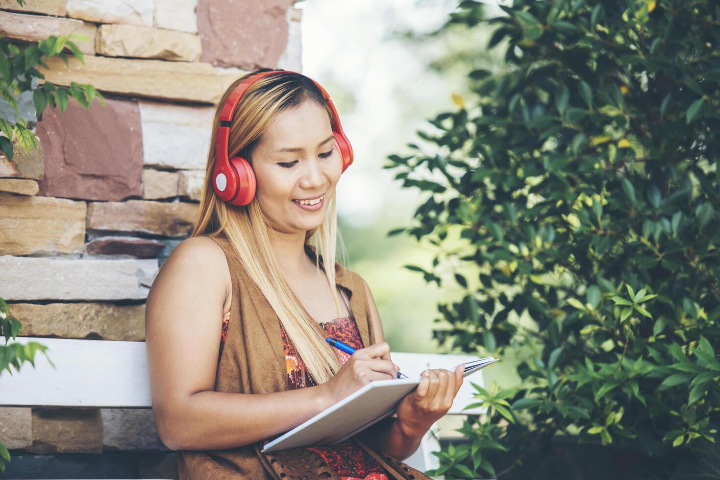 jovem feliz relaxando ouvindo música favorita no café foto