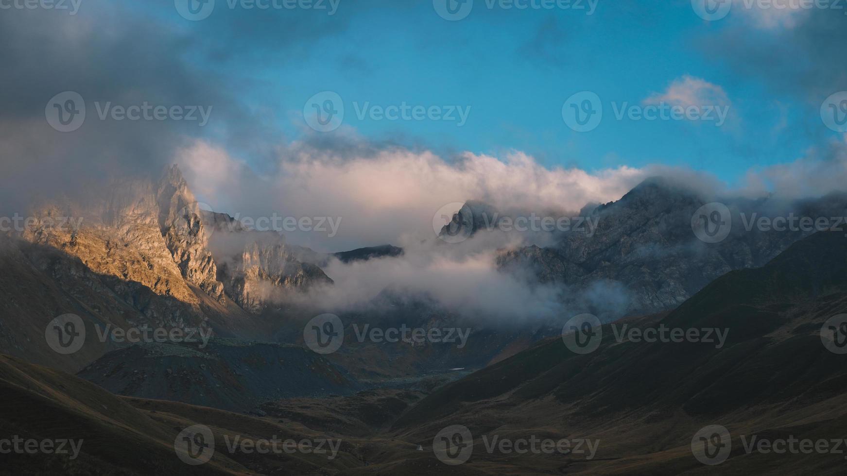 vista da montanha enevoada foto