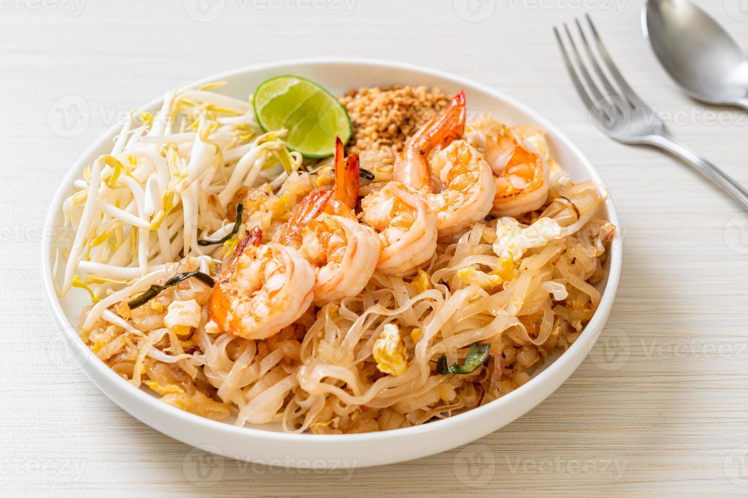 macarrão frito com camarão e couve ou pad thai foto