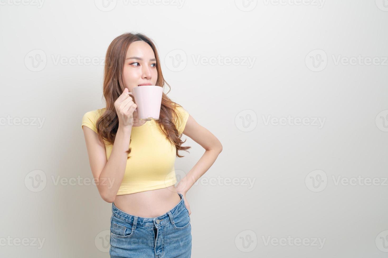 retrato linda mulher asiática segurando uma xícara de café ou caneca foto