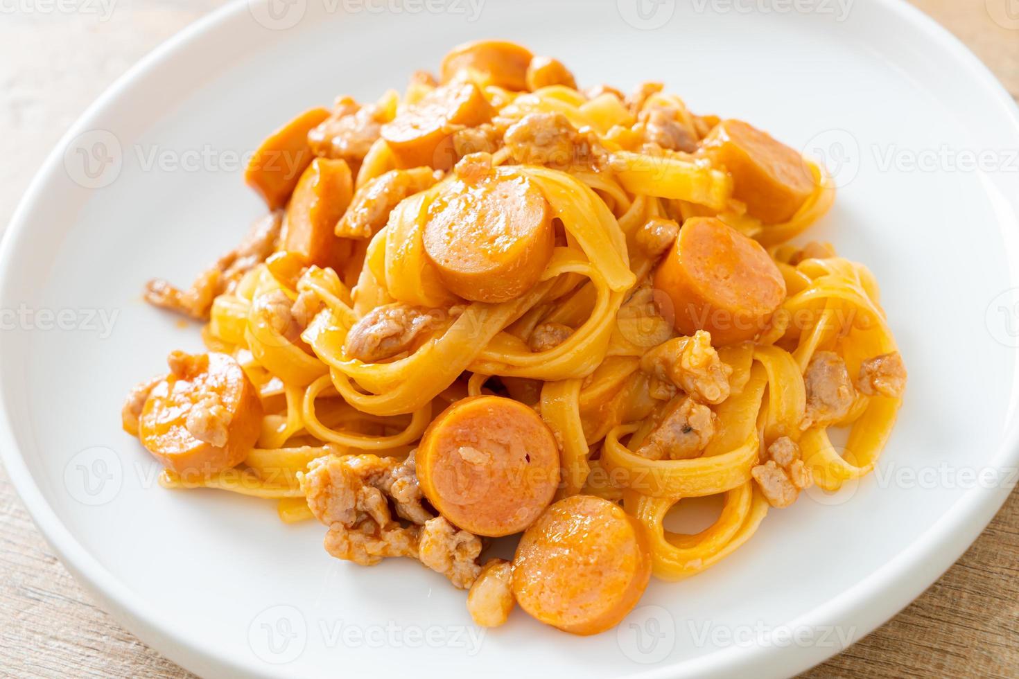 macarrão macarrão com linguiça e carne de porco picada foto