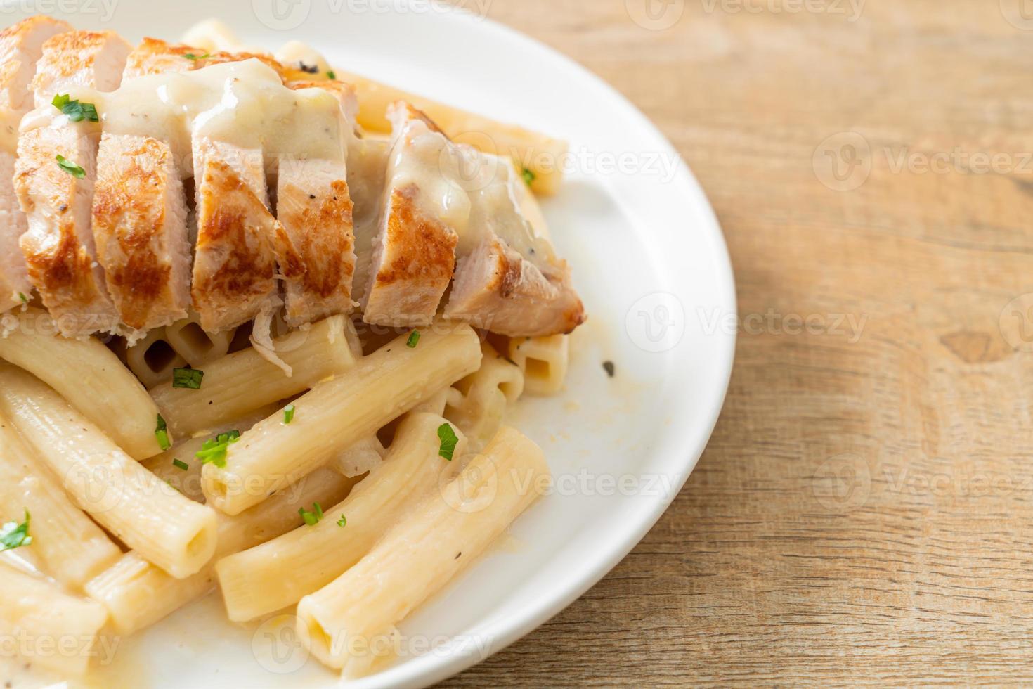 quadrotto penne macarrão com molho cremoso branco com frango grelhado foto