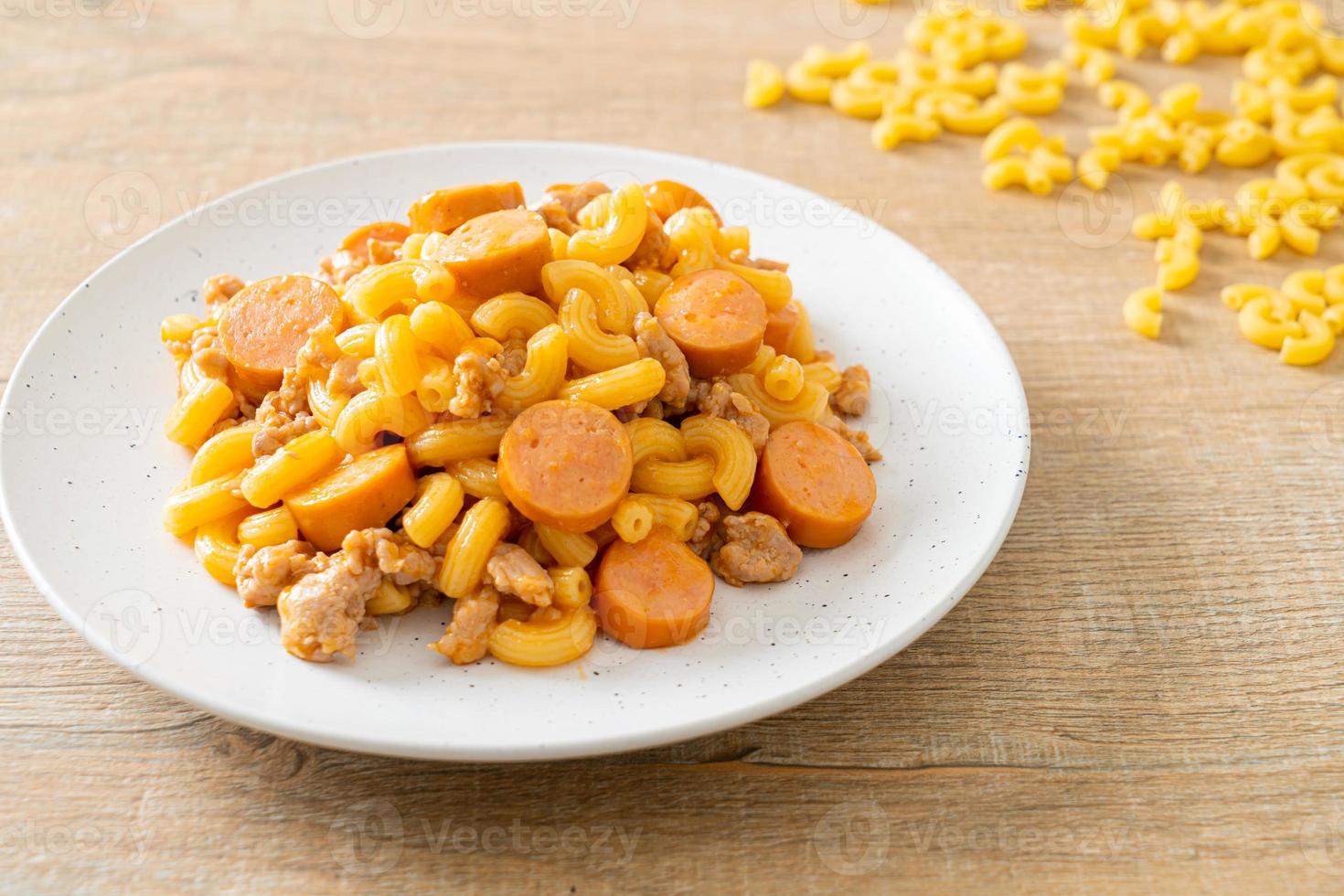 linguiça de macarrão e carne de porco picada foto