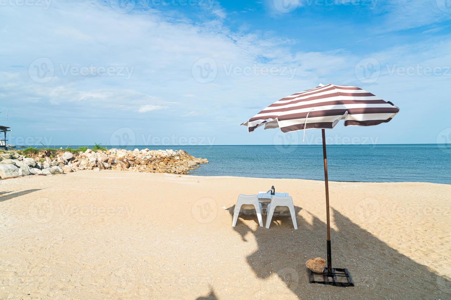 mesa e cadeira ao ar livre do pátio na praia com fundo de praia do mar foto