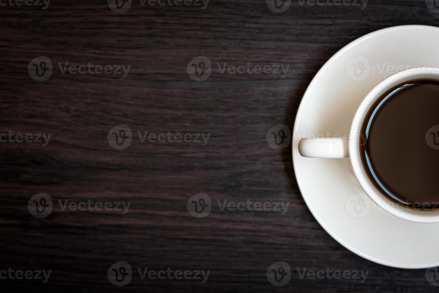 xícara de café branca no fundo da mesa de madeira com espaço de cópia foto