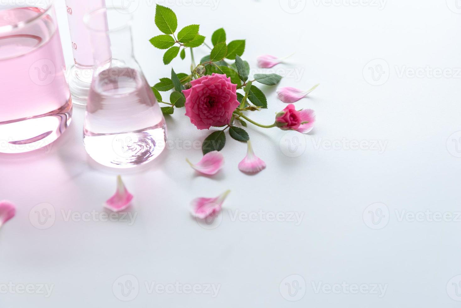 tratamentos de spa com rosas em mesa de madeira branca foto