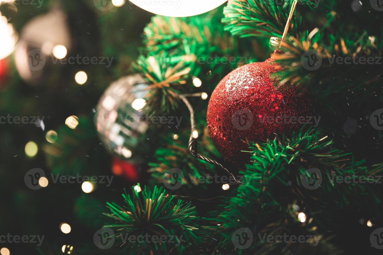 close up de enfeite de decoração na árvore de natal com luz bokeh foto