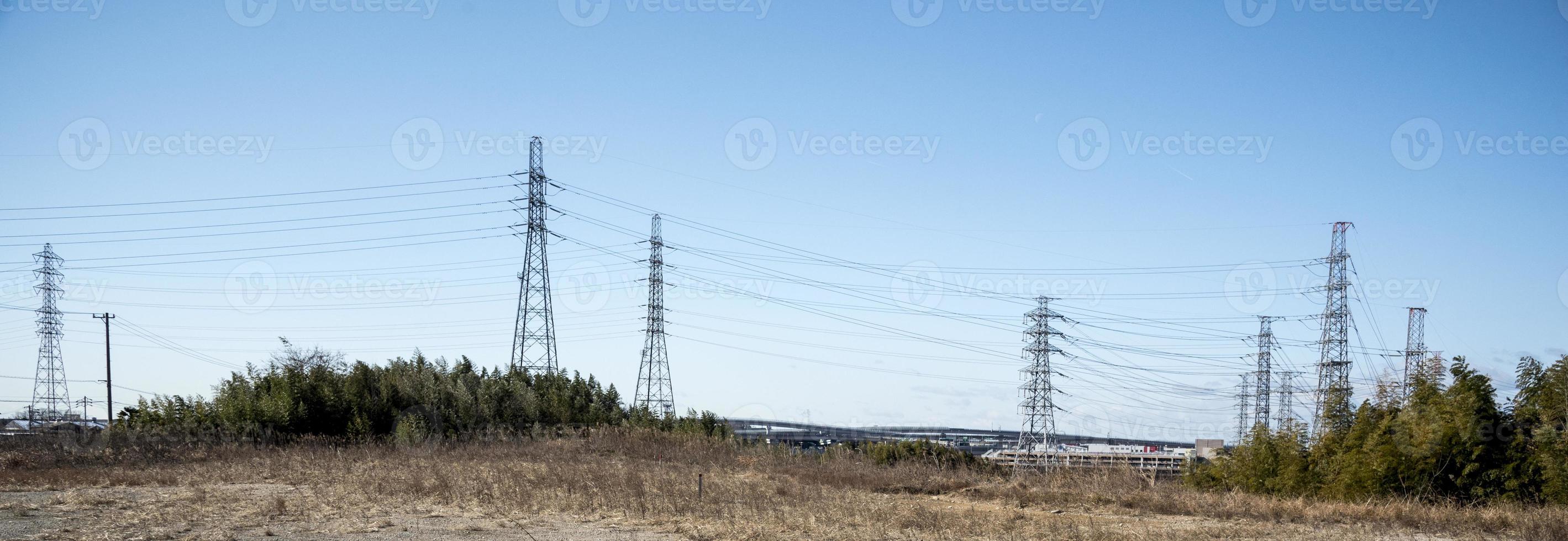 linha de energia na natureza e no céu, paisagem foto