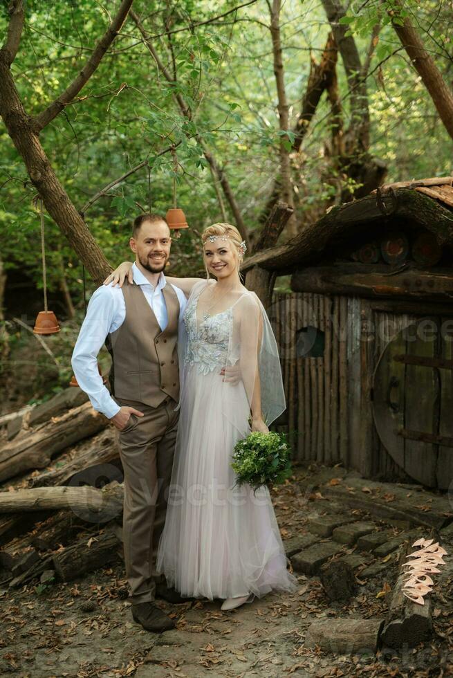 Casamento andar do a noiva e noivo dentro uma conífero dentro elfo acessórios foto