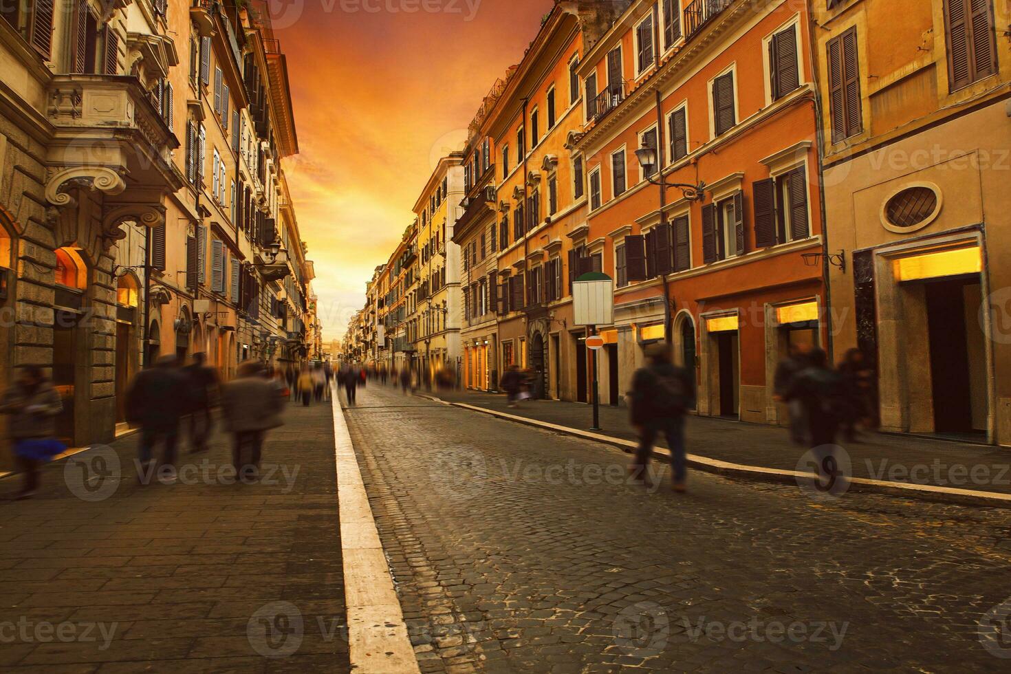 pessoas caminhando em parede rua com europeu construção estilo dentro Roma Itália usar Como fundo e pano de fundo e viajando cena foto