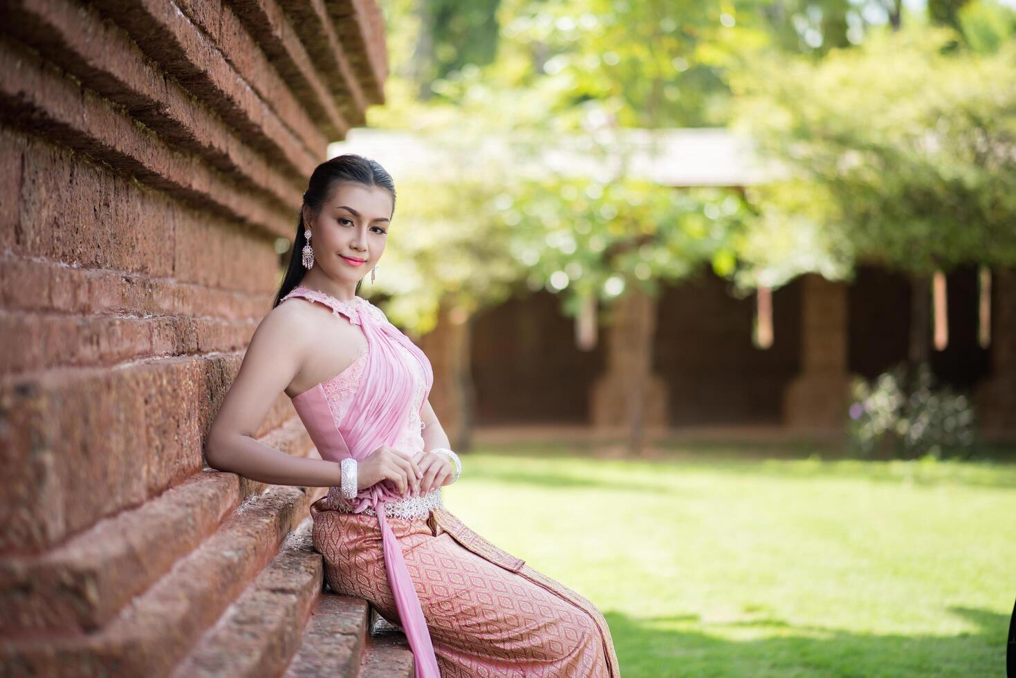 mulher linda com vestido tailandês típico foto