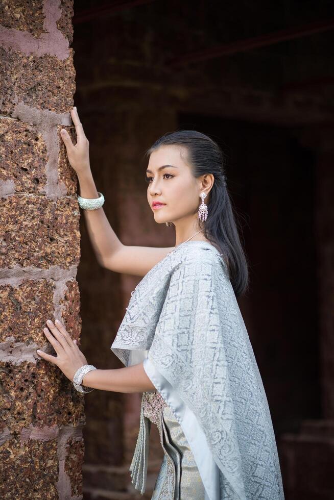 mulher linda com vestido tailandês típico foto