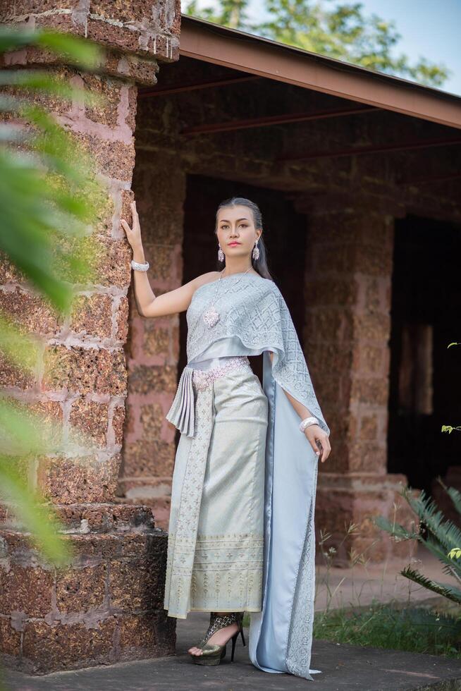 mulher linda com vestido tailandês típico foto