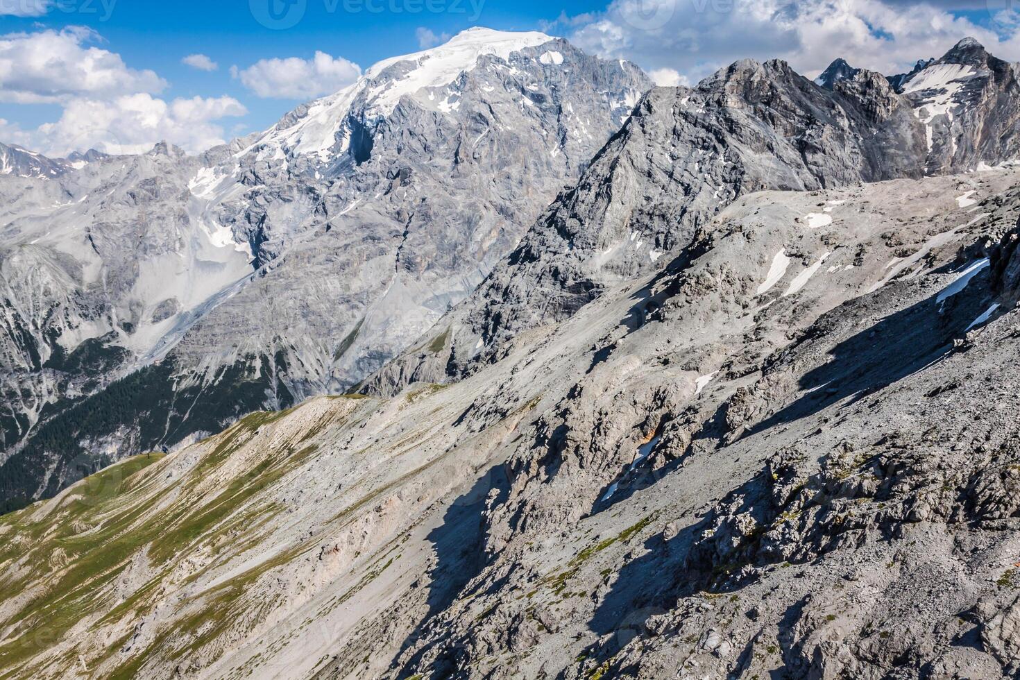 lindo montanha localizado dentro a ortles grupo Stelvio nacional parque foto