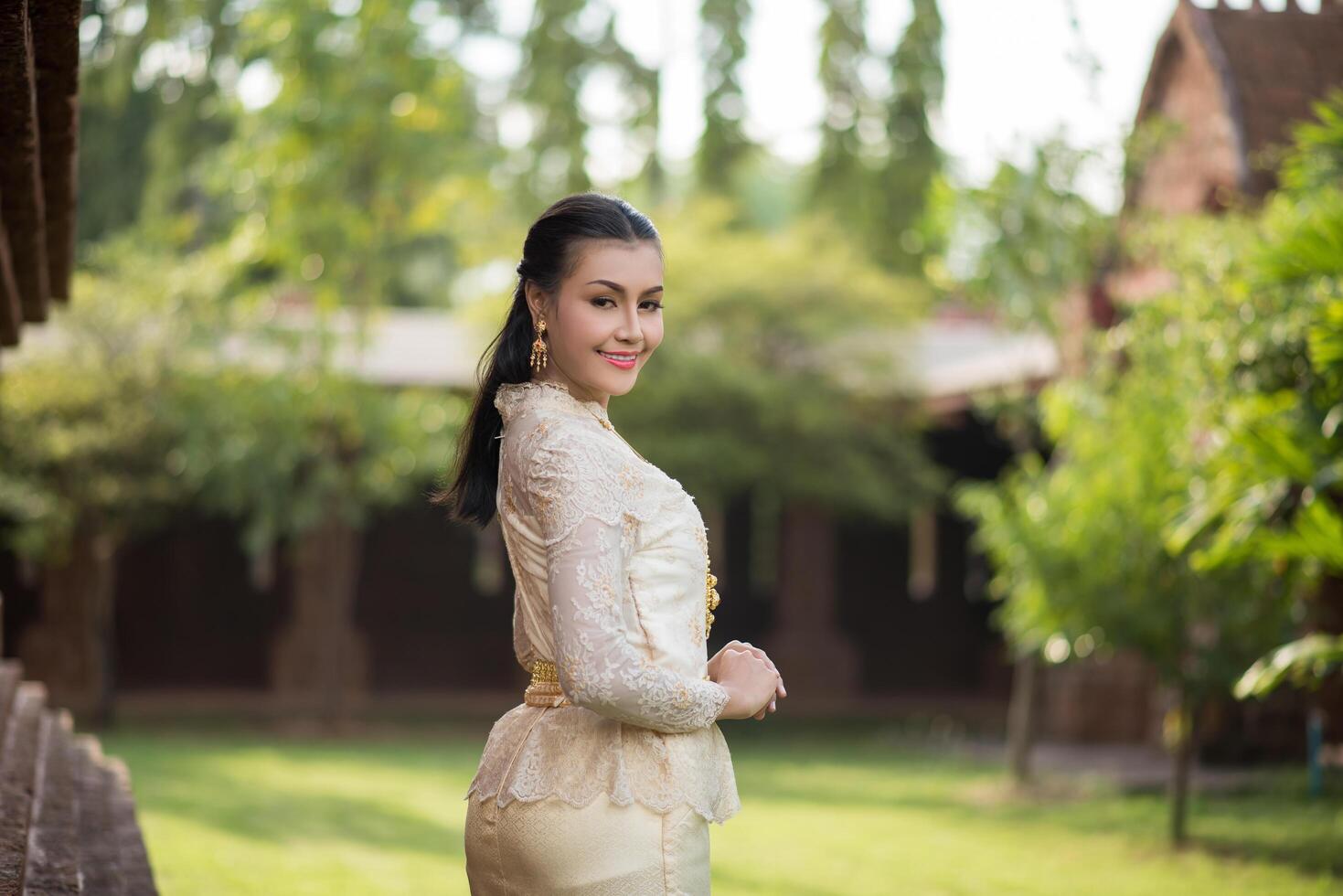 mulher linda com vestido tailandês típico foto