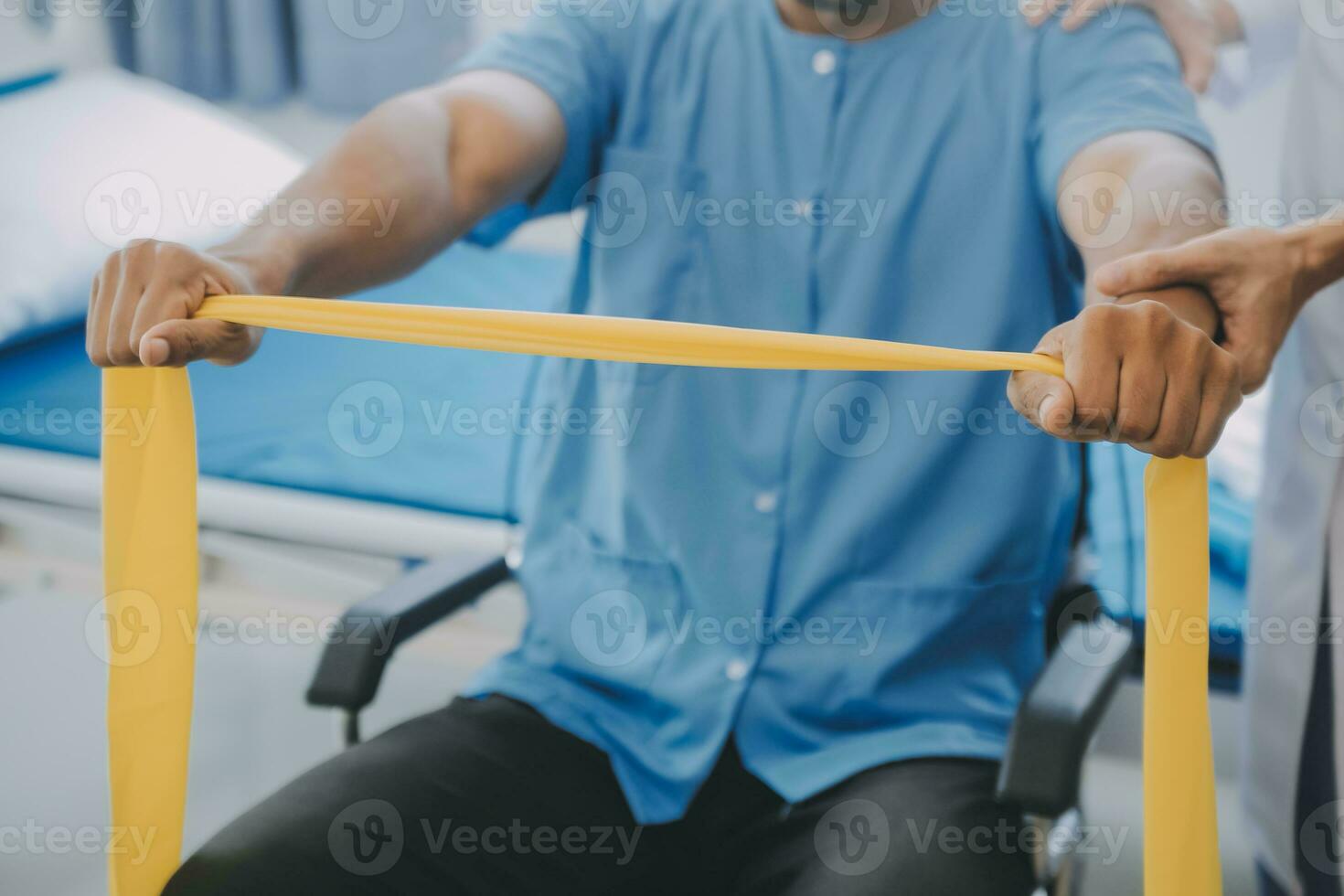 fisioterapeuta homem dando exercício com haltere tratamento sobre braço e ombro do atleta masculino paciente fisica terapia conceito foto