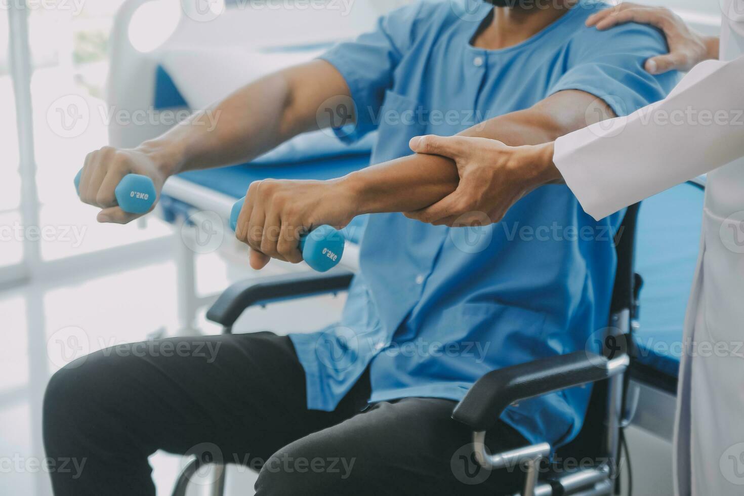 fisioterapeuta homem dando exercício com haltere tratamento sobre braço e ombro do atleta masculino paciente fisica terapia conceito foto