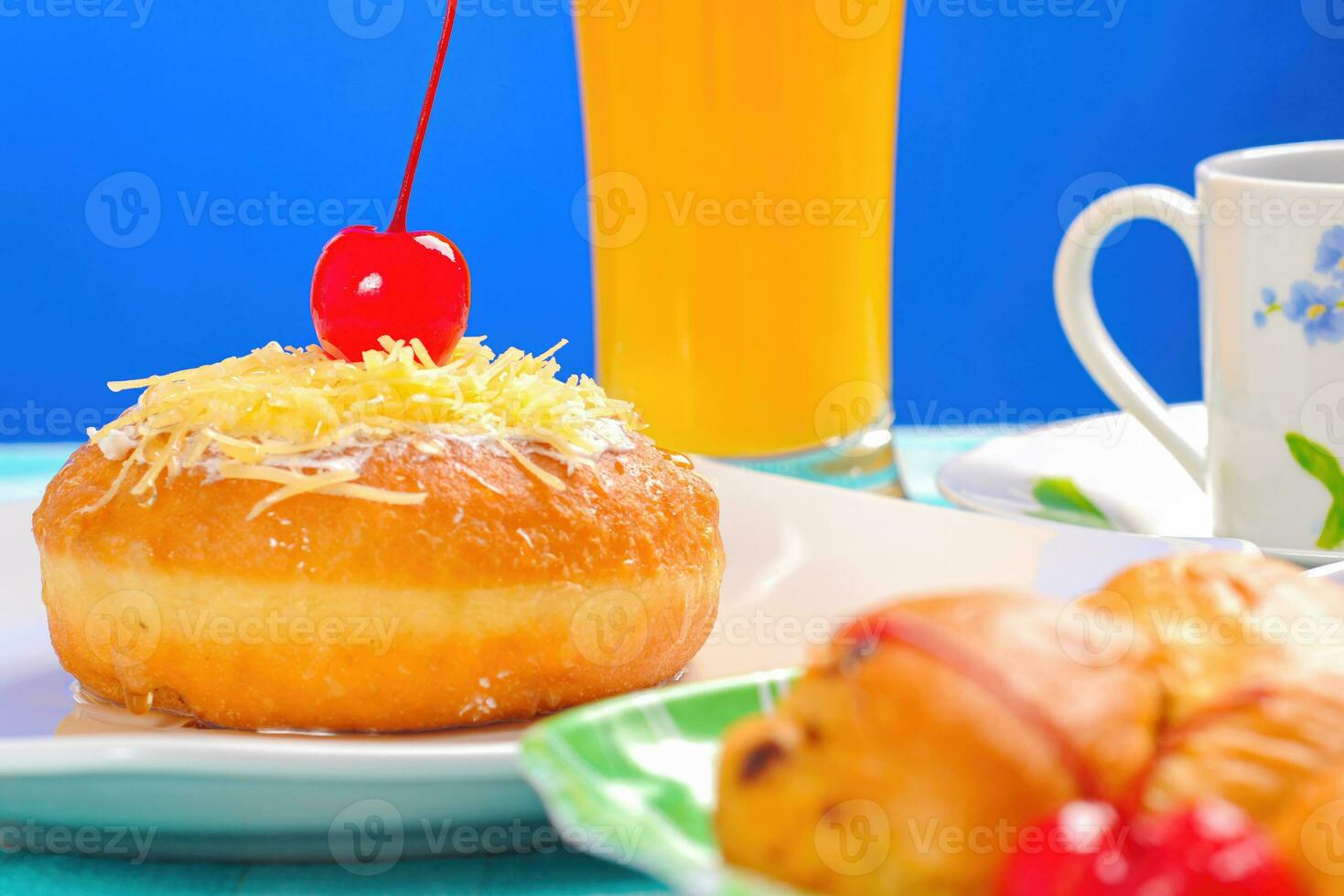 rosquinhas decorado com cerejas e borrifado com queijo e em pó açúcar foto