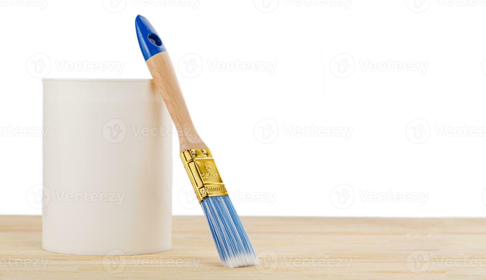 branco pintura com uma escova em uma de madeira fundo com textura foto