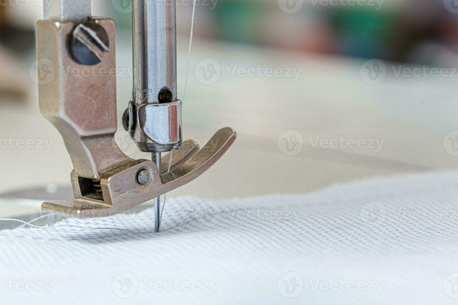 de costura máquina agulha com fio e tecido foto
