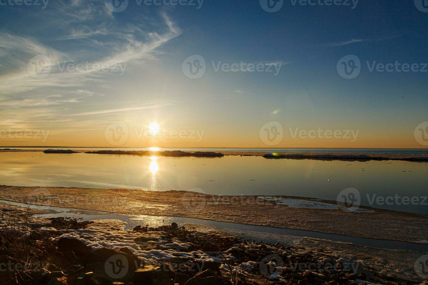 lindo inverno pôr do sol de a mar com iceberg foto