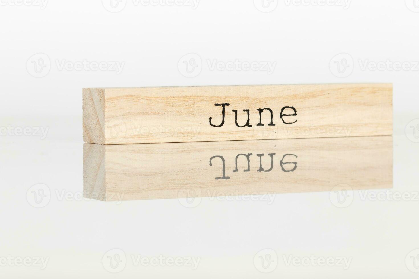 uma de madeira cubo com a inscrição Junho em uma branco fundo foto