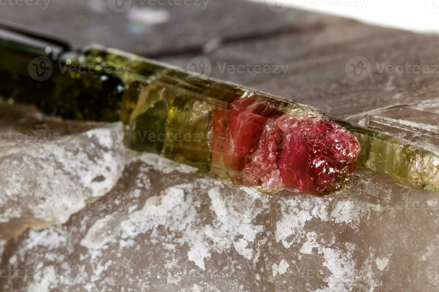 pedra de turmalina mineral macro em quartzo em um fundo branco foto