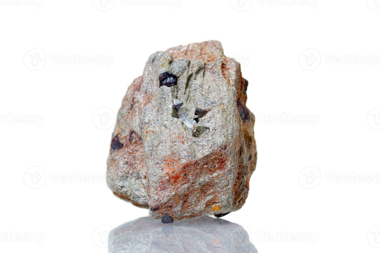 macro mineral pedra magnetita em uma branco fundo foto
