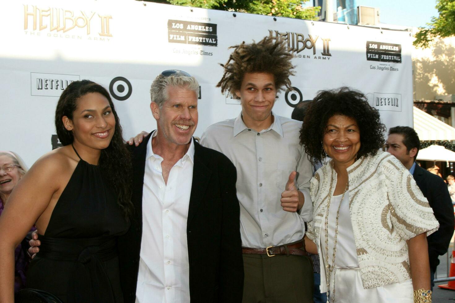 Ron perlman e família às a pré estreia do rapaz do inferno 2 às a Vila teatro dentro Westwood ca em Junho 28 2008 foto