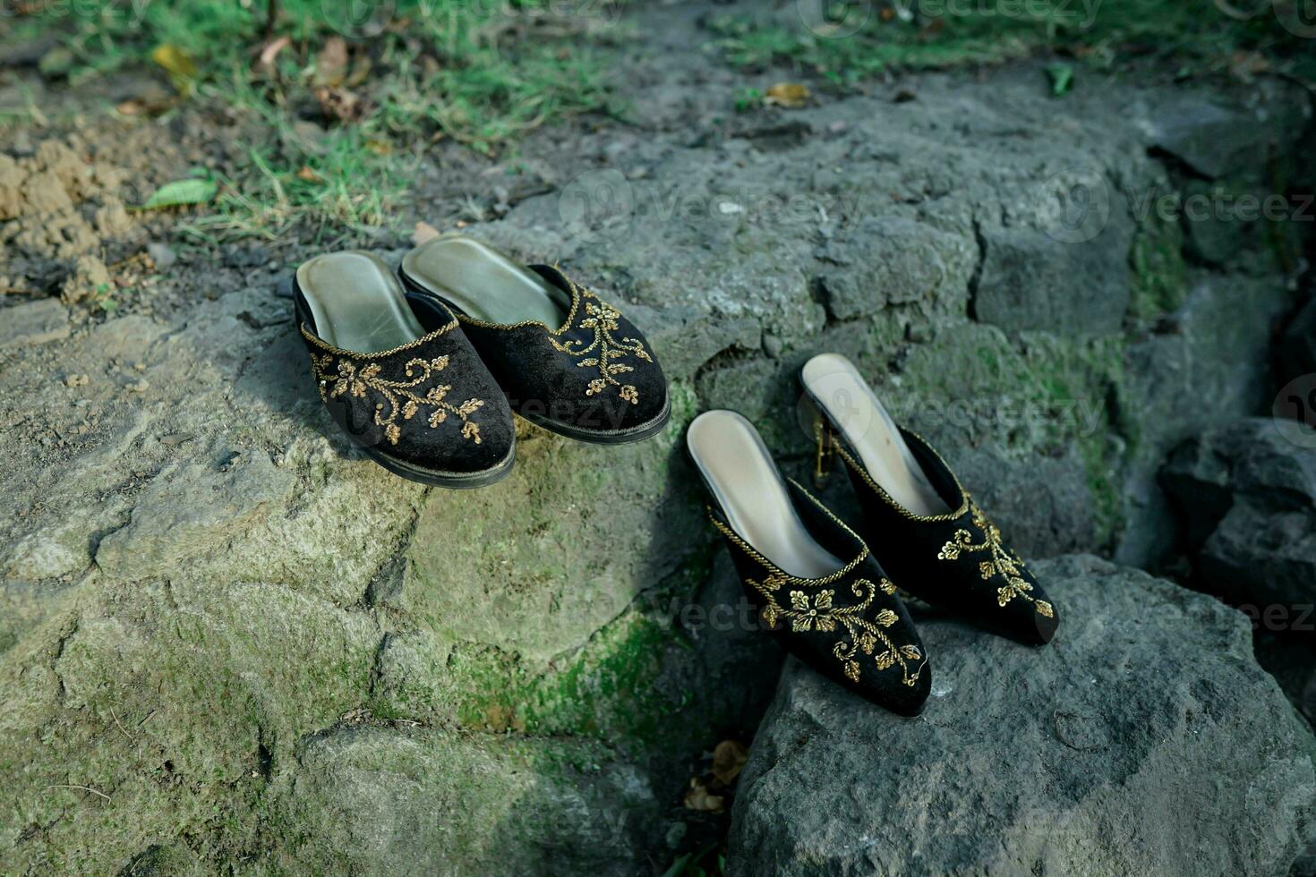 casal Casamento sapatos para Casamento evento dentro a manhã em pedra fundo foto