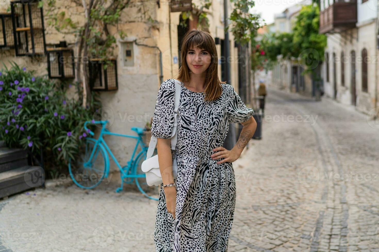 ao ar livre verão retrato do lindo mulher trabalhando dentro velho europeu cidade. foto